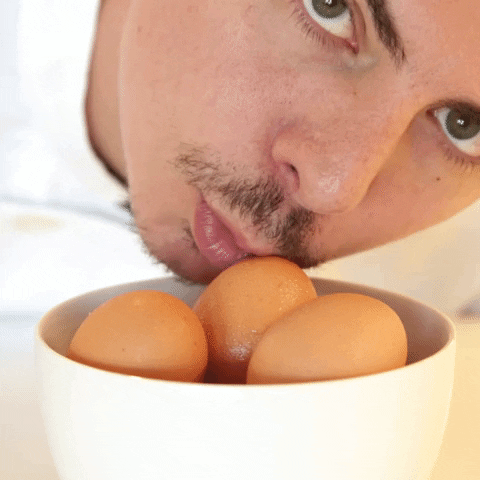 Homem beijando ovos