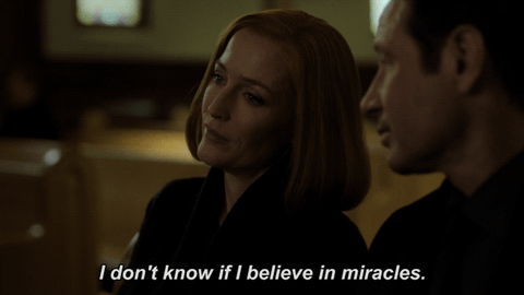 Scully sentada en una iglesia junto a Mulder diciendo que no sabe si cree en los milagros como para regresar en el reboot de Los expedientes secretos X.- Blog Hola Telcel