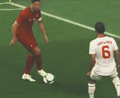 Cristiano Ronaldo driblando o jogador adversário