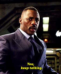 Idris Elba apontando para uma pessoa e dizendo "You. Keep talking."