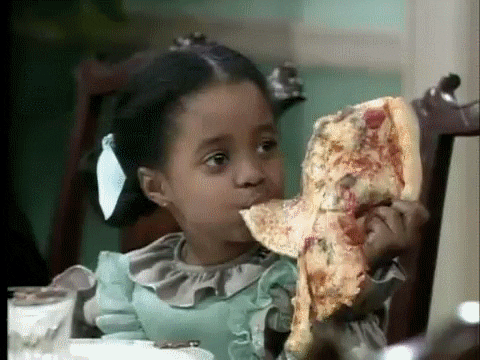 gif de uma criança comendo uma pizza grande