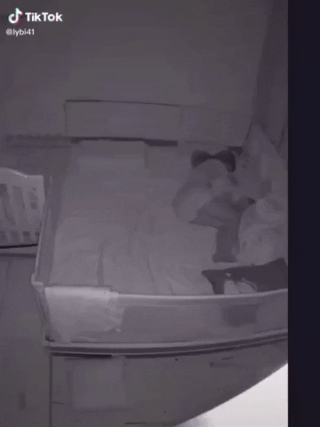 Cute quá nè các mẹ
Bé tự chơi trong lúc mẹ ngủ
Ko gào khóc gì các mẹ nhỉ
Cũng ko lăn xuống đất lun 🤣🤣