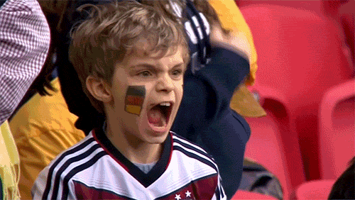 niño alemán gritando en un partido de futbol