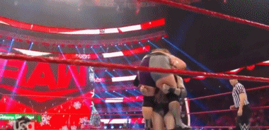 WWE RAW (23 de diciembre 2019) | Resultados en vivo | Rey Mysterio vs. Seth Rollins 36