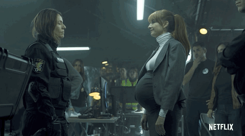 Escena de La Casa de Papel con los monos rojos