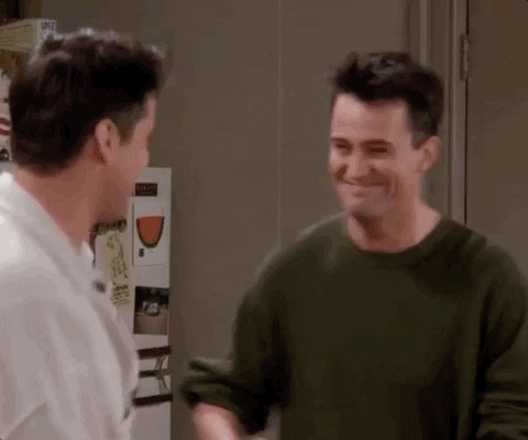 Gif de um abraço animado entre Joey e Chandler, da série Friends.
