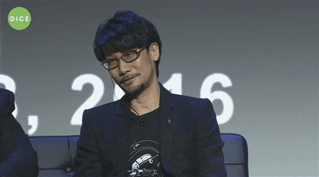 Kojima sonriendo de felicidad por haber creado una de las mejores sagas de videojuegos de la historia mientras está sentado en un sillón y pone las palmas de sus manos enfrente de sus ojos como uno de los monstruos de la película El laberinto del fauno.- Blog Hola Telcel