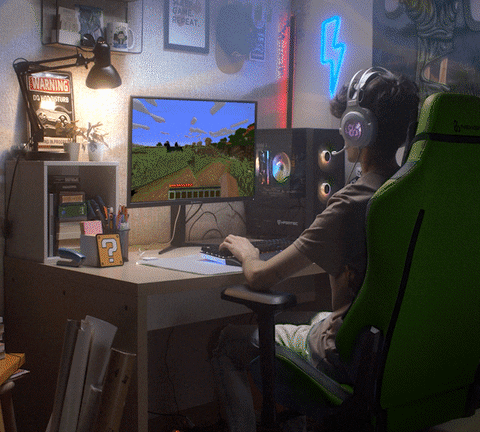 garoto jogando online em um computador com um excelente monitor