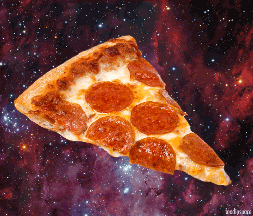 7 необычных вещей, которые люди отправляли в космос — от пиццы до лазерного меча