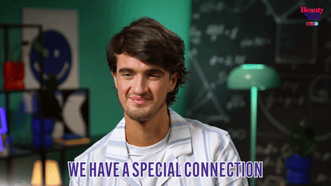 Hombre diciendo que tiene una conexión especial con la persona que le acaba de compartir su Internet 5G de Telcel.- Blog Hola Telcel 