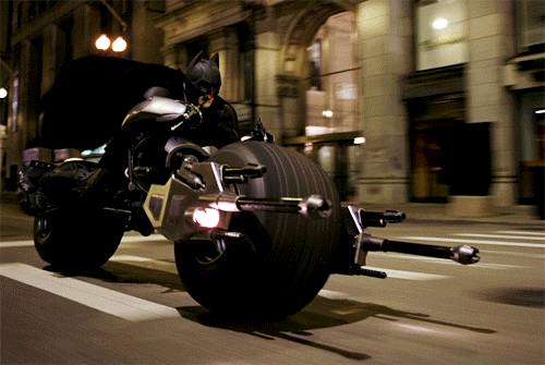 Batman transportándose en moto para jugar antes que nadie su videojuego antes de que sea cancelado.- Blog Hola Telcel
