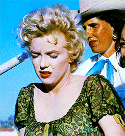 Marilyn Monroe Hunts GIF - Find & Share on GIPHY