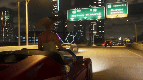 mujer en el tráiler del nuevo GTA levantando las manos de felicidad encima de un auto en medio de la carretera para demostrar lo grande que será el nuevo videojuego.- Blog Hola Telcel