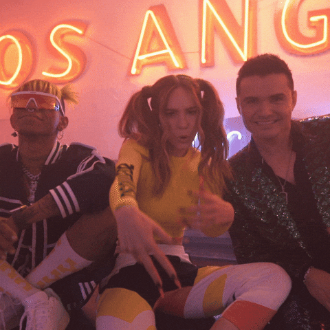 Belinda haciendo señas en uno de sus videos con los Ángeles Azules donde cuenta una historia antes de debutar en los corridos tumbados.- Blog Hola Telcel 