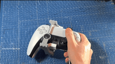 單手玩 PS5 遊戲不是夢！外國玩家 3D 列印製作 DualSense 改裝套件，實現單手操控手把樂趣 - 電腦王阿達