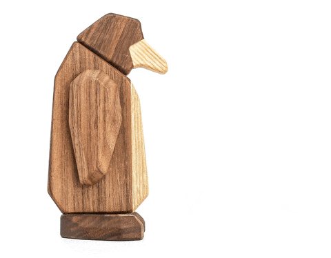 Sjov pingvin i træ som pynt til hylden