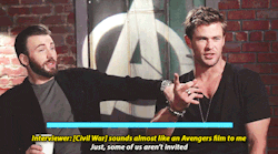 Interação entre Chris Evans e Chris Hemsworth em entrevista