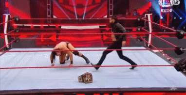 Seth Rollins ataca a Drew McIntyre
