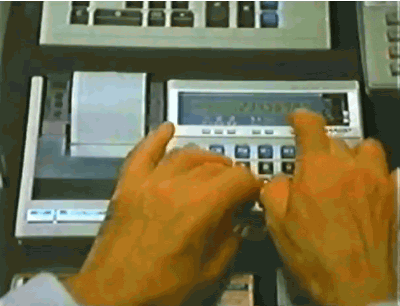 Animação de mãos frenéticas usando uma calculadora