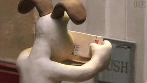 Gromit, do filme Wallace e Gromit, olhando as correspondências que recebeu por correio
