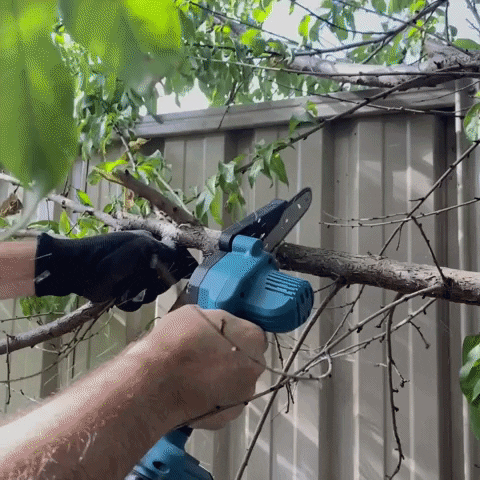 Precise strong cutting with Mini Electric Chainsaw