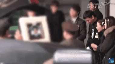 Leeteuk không kìm được nước mắt trong đám tang của gia đình (Ảnh: Internet)