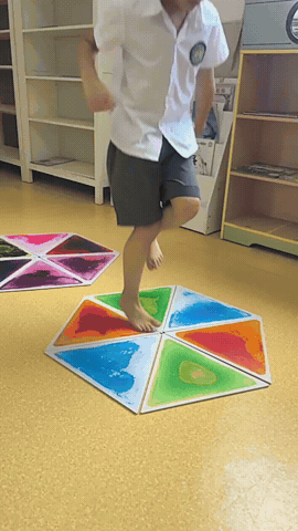 Niño jugando con el piso didáctico