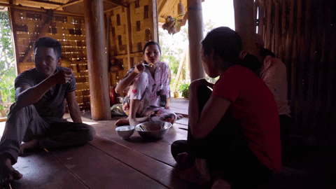 H'Hen Niê khiến fan thích thú khi trổ tài bếp núc, trèo cây điêu luyện ở quê nhà Đắk Lắk