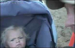 gif de um bebe no carrinho confuso