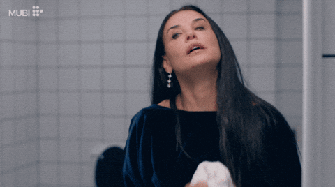 Demi Moore viéndose al espejo antes de que su vida se convierta en una pesadilla en la película de La sustancia.- Blog Hola Telcel