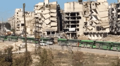 La file des bus qui vont servir à l'évacuation des civils de la ville d'Alep