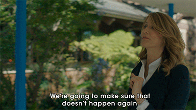 Gif de Big little lies où la maman de la petite fille harcelée menace discrètement pour que cela ne se reproduise pas.