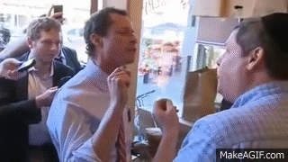 Anthony Weiner répondant de manière pas du tout virulente à un trouble-fête