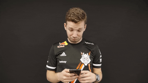 Hombre con su smartphone feliz de que la función Game Booster de su Samsung Galaxy S25 mejore su experiencia de juego.- Blog Hola Telcel