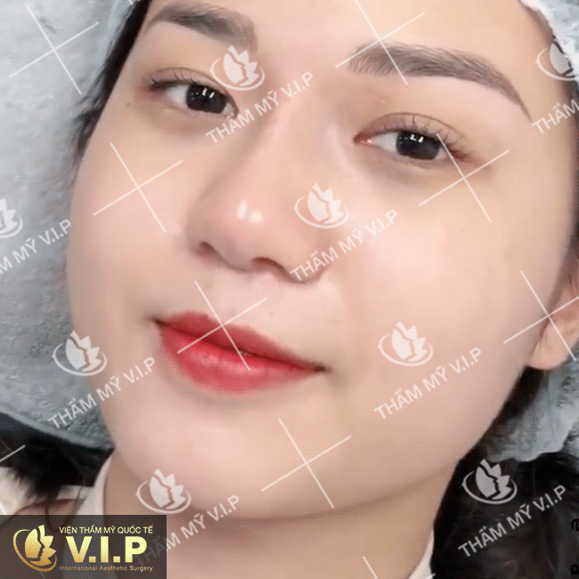 khách hàng điêu khắc chân mày