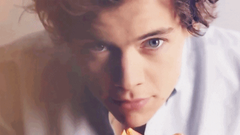 23 Heartmelting Harry Styles GIFs that'll get you thirsty AF - WE THE PVBLIC