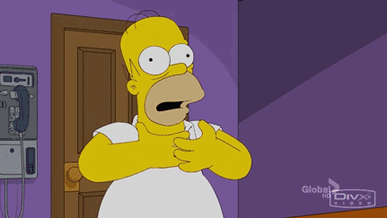 Homer Simpson tentando pegar a maleta de primeiros socorros presa na parede, enquanto sofre um infarto