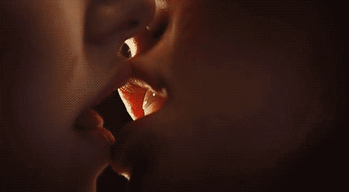 Nụ hôn sâu nút lưỡi kiểu Pháp: Khi tình mình lôi cuốn và đầy đam mê