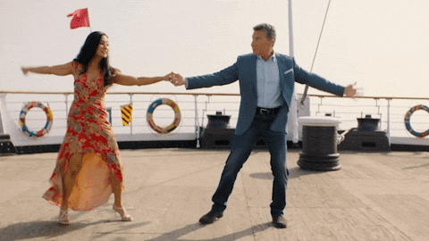 pareja bailando en un barco