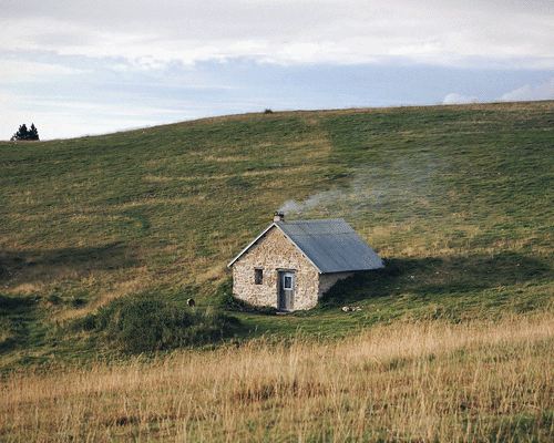 Hiša sredi travnika
