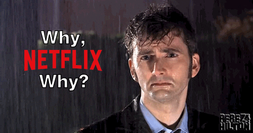 David Tennant em uma cena embaixo de chuva com uma expressão triste com a frase em inglês "Por que, Netflix, por quê?"