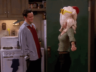 Mônica, da série Friends, com um perú de natal na cabeça