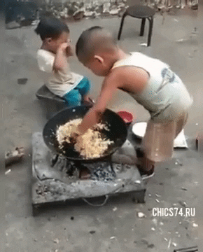 弟の為に炒飯を作る兄  