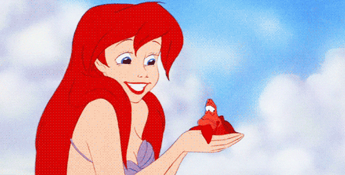 Ariel besando a Sebastián