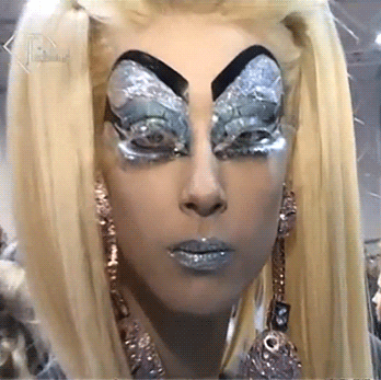 Chica rubia con maquillaje de glitter exagerado 