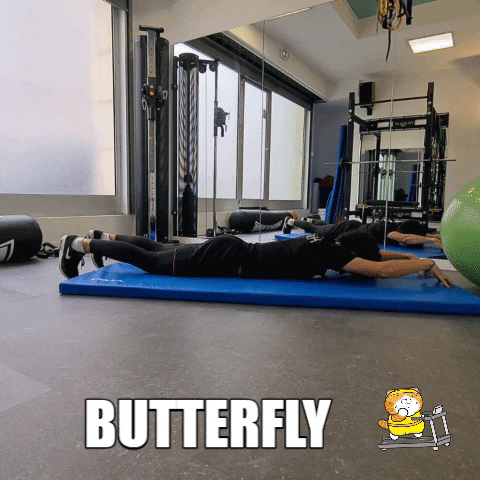 Notre coach effectue l'exercice du butterfly, excellent back workout pour les lombaires !
