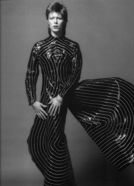 Se muestran varias fotografía en blanco y negro de David Bowie posando de distintas maneras.- Blog Hola Telcel
