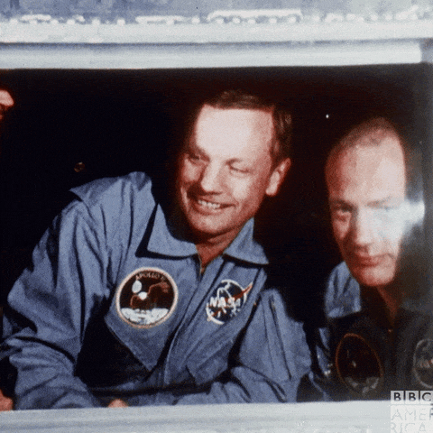 astronautas da Apollo 11 acenando para as pessoas