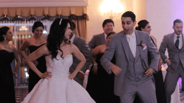 novios boda bailando