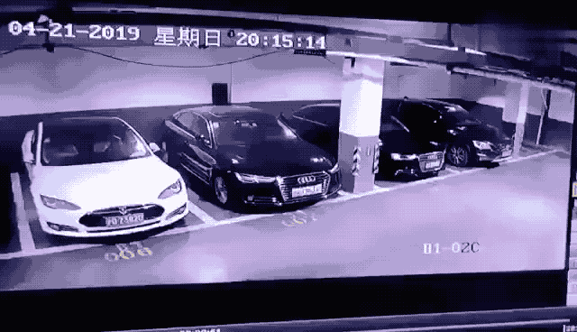 上海一台 Tesla 在地下停車場突然起火自燃 ，現正調查中（有監視畫面影片） - 電腦王阿達
